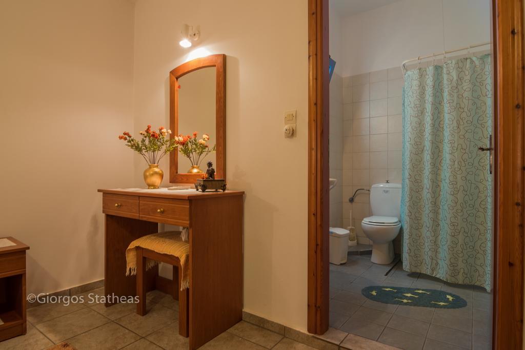 Roula Apartments パレオコラ エクステリア 写真